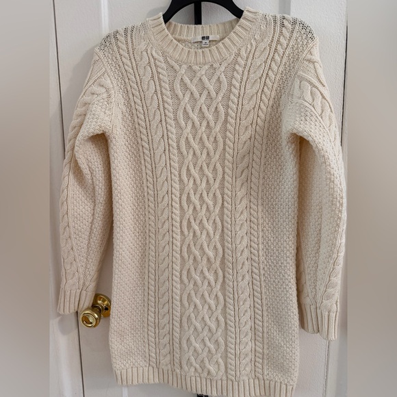 Uniqlo Cream Cable Knit Sweater - Picture 8 of 9